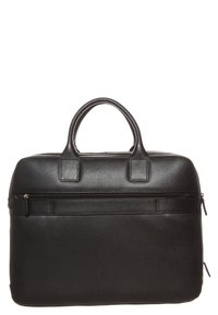 Briefcase in pelle nera con due manici superiori, superficie texture, tasca con zip sul fronte e fondo liscio. Design durevole e funzionale.