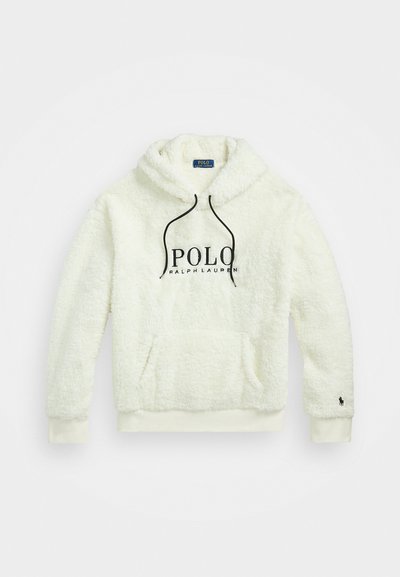 Hvit faux fur hettegenser med hette, svarte snøring, frontlomme og "POLO RALPH LAUREN"-logo. Ribbestrikkede mansjetter og kant.