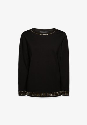 Top negro de manga larga en tejido suave, con escote redondo y detalles de tachuelas doradas en el cuello y el dobladillo. Diseño sencillo y ajustado.