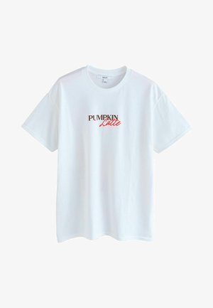 Witte katoenen t-shirt met "PUMPKIN Latte" gedrukt in bruine en rode tekst. Eenvoudige ronde halslijn en korte mouwen, casual pasvorm.