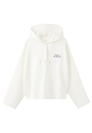 Sudadera blanca con capucha, mangas largas y cordones, con un pequeño texto negro en el pecho que dice "Viaje de mar, arena y sol."