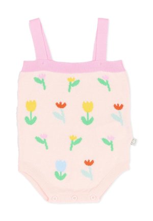 Grenouillère bébé rose tricotée avec des bretelles roses et des motifs de tulipes multicolores, dotée de boutons au bas pour la fermeture.