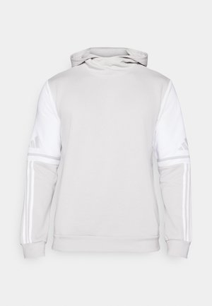 Lichtgrijze hoodie met witte mouwen. Heeft drie witte strepen op elke arm en ribgebreide cuffs bij de polsen en onderkant. Zachte textuur.