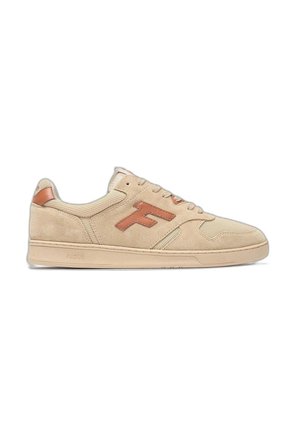 Zapatilla baja beige con detalles en ante y malla, logo "F" marrón en el lateral, suela beige y "FAGUO" grabado cerca del talón.