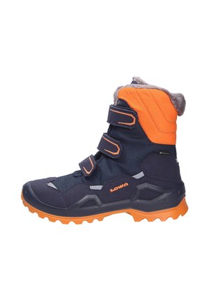 Marineblauwe buitenschoenen met oranje accenten en een nepbontkraag, voorzien van drie verstelbare banden en een robuole zool voor grip.
