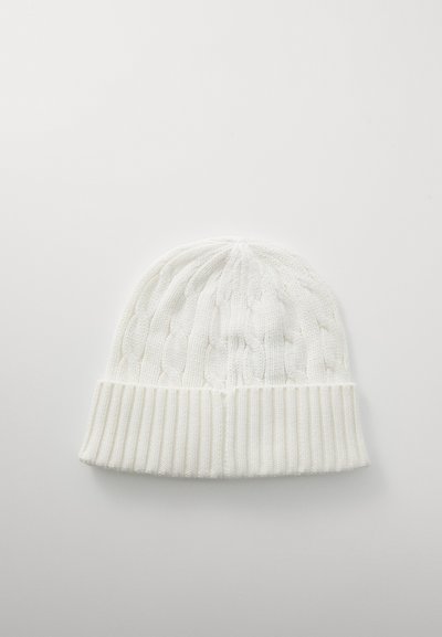 Valge kudumine beanie, millel on kaabelmustrit ja soonikserv, pehme tekstuuriga ning ümarate otstega disain.