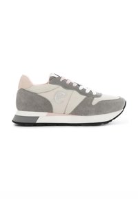 Graue und rosa Sneaker aus Wildleder und Leder, mit Schnürverschluss, gepolstertem Kragen und einer weißen Zwischensohle mit einer schwarzen Gummisohle.