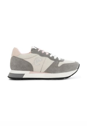 Sneaker grigia e rosa realizzata in materiali scamosciati e in pelle, con chiusura con lacci, collo imbottito e suola intermedia bianca abbinata a una suola esterna in gomma nera.
