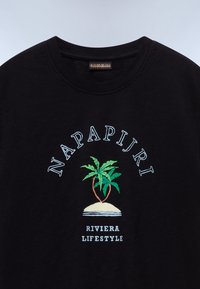 Juodas medvilnės marškinėliai su grafiniu dizainu, kuriame pavaizduoti žali palmiai, sala ir užrašas "NAPAPIJRI RIVIERA LIFESTYLE."