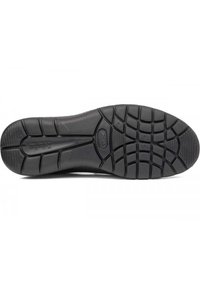 Suola di scarpa in gomma nera con un motivo di battistrada testurizzato, dotata di scanalature e grip progettati per la trazione e la durata.