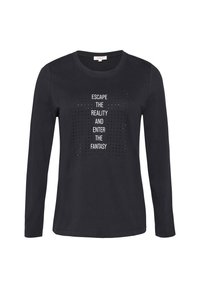 Schwarzes langärmliges T-Shirt aus weichem Baumwollmaterial, mit einem Frontdruck, der perforierten Text und Strasssteine enthält und den Schriftzug "Flieh der Realität und tritt in die Fantasie ein" trägt.
