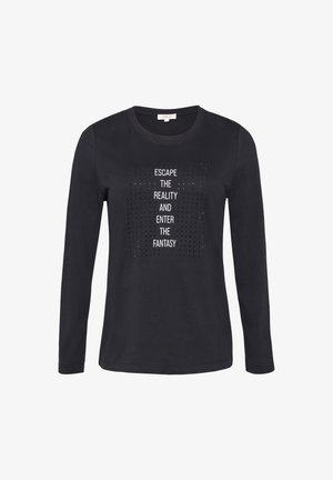 Czarny t-shirt z długim rękawem wykonany z miękkiej bawełny, z grafiką na przodzie z perforowanym tekstem i kryształkami, na którym widnieje napis "Ucieknij od rzeczywistości i wejdź w fantazję."