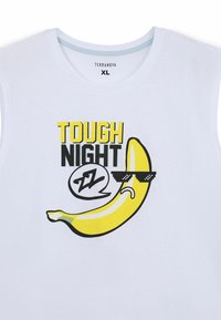 Canotta bianca con una grafica di una banana gialla con occhiali da sole, accompagnata dal testo "NOTTE DURA" in grassetto nero e giallo.