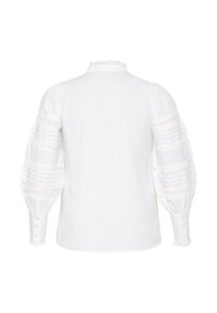 Blouse blanche avec des manches bouffantes, des panneaux texturés et des accents en dentelle. Fini avec une fermeture à bouton au poignet et un col à volants.