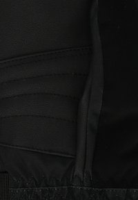 Schwarzer Stoff mit einer glatten, matten Oberfläche, der gesteppte Akzente und ein kontrastierendes, leicht glänzendes, strukturiertes Paneel aufweist. Rechteckige Form.