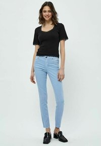 Desires LOLA GARMENT DYE - Kavbojke slim fit - serenity blue