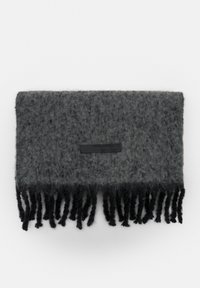 Hajtható sötétszürke gyapjú sál bolyhos textúrával és fekete rojttal az egyik szélén, fehér háttéren.