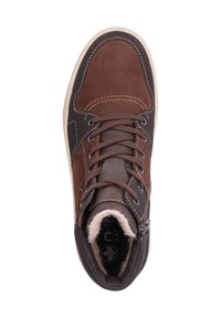 Bottines en cuir marron avec des accents en tissu marron et noir, design à lacets, doublure douce et semelle texturée. Présente des coutures contrastantes.
