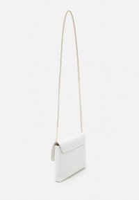 Bílá kožená crossbody taška s překlopným víkem a zlatým řetězovým popruhem, která má hladkou texturu a minimalistický design.