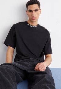 The North Face - ZUMU RELAXED TEE - Potiskana majica - black Miniaturna slika 1