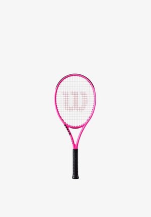 Raqueta de tenis rosa con mango negro y cuerdas blancas que presentan un logo rojo "W" en el centro de la cabeza.