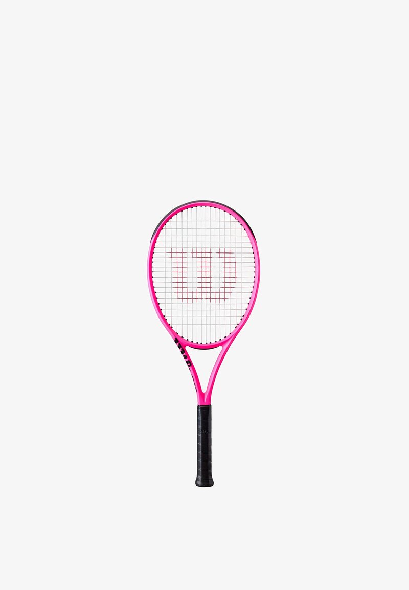 Raquette de tennis rose avec manche noir et cordes blanches présentant un logo rouge "W" au centre de la tête.