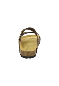 Braune Sandale mit einem strukturierten Riemen, verstellbarer Schnalle und gepolsterter Innensohle. Keilsohle mit schwarzem Gummiboden für besseren Halt.