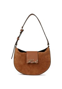 Brun ruskind håndtaske med en rund form, justerbar rem og en tan læderklap med metallisk logo detalje.