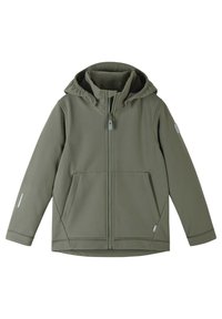 Giacca softshell verde oliva con zip frontale, cappuccio, due tasche frontali e dettagli riflettenti sulle maniche. Texture liscia e design minimale.
