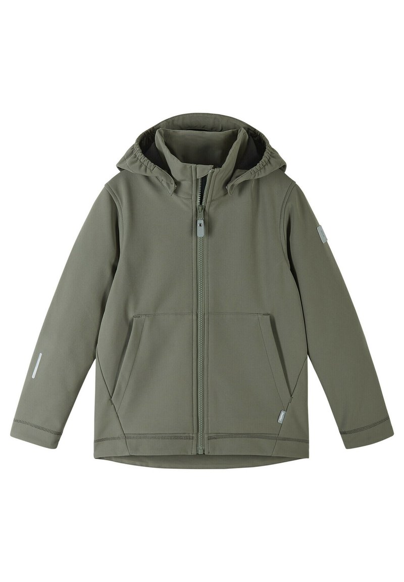 Giacca softshell verde oliva con zip frontale, cappuccio, due tasche frontali e dettagli riflettenti sulle maniche. Texture liscia e design minimale.