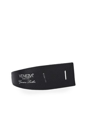 Czarny skórzany pasek o fakturowanej powierzchni, z nadrukowanym logotypem "VENEZIA Made in Italy" oraz "Genuine Leather", ustrukturyzowany z wycięciami.