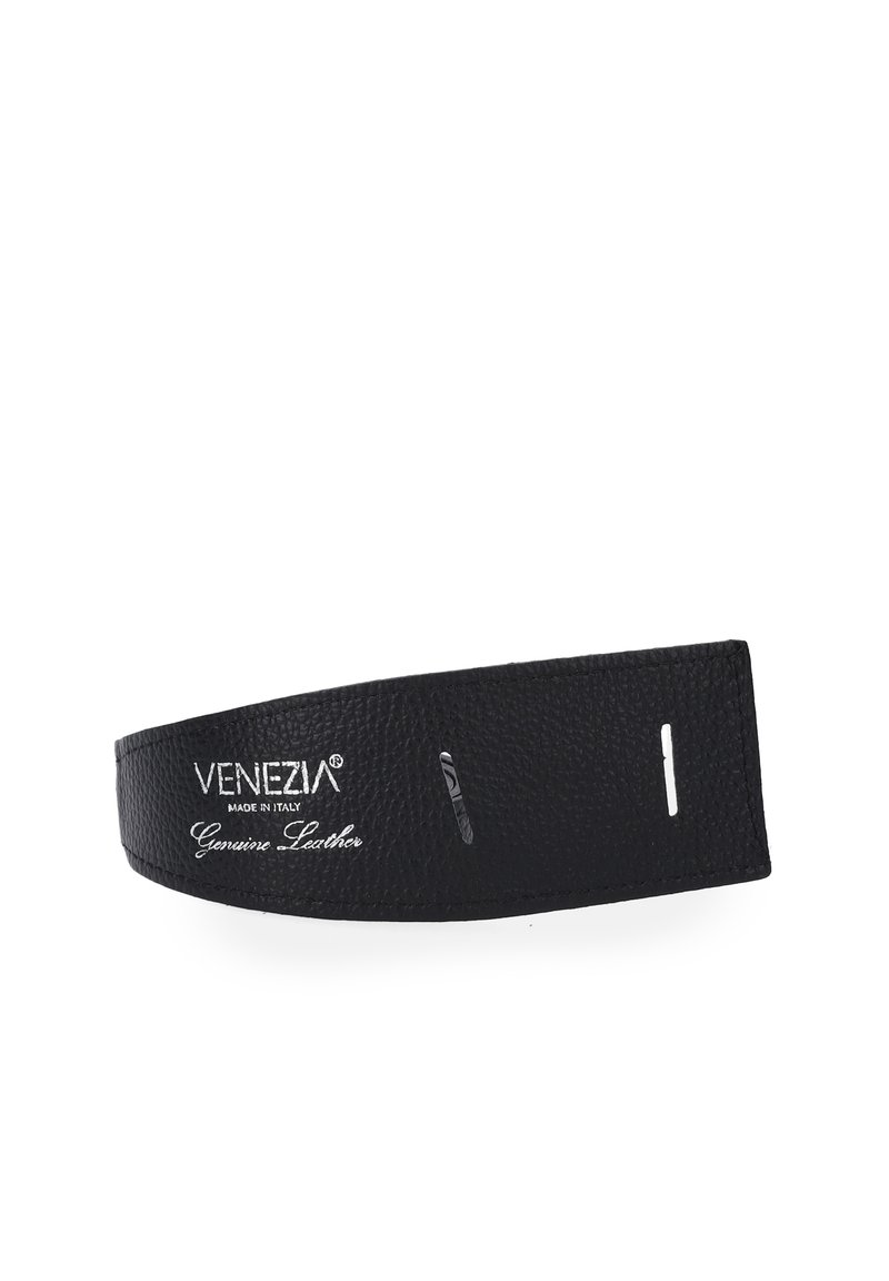 Czarny skórzany pasek o fakturowanej powierzchni, z nadrukowanym logotypem "VENEZIA Made in Italy" oraz "Genuine Leather", ustrukturyzowany z wycięciami.