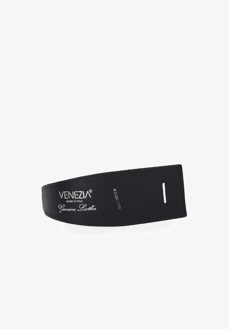 Czarny skórzany pasek o fakturowanej powierzchni, z nadrukowanym logotypem "VENEZIA Made in Italy" oraz "Genuine Leather", ustrukturyzowany z wycięciami.