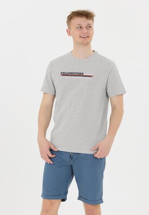 Grå bomulds T-shirt med "YELLOWSTONE" grafik i sort, rød og hvid. Sammen med blå bomulds shorts, afslappet pasform og op-rullede ærmer.