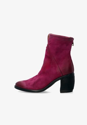 Fuksjowe zamszowe botki sięgające kostki z okrągłym noskiem, średniej wysokości blokowym obcasem i zamkiem błyskawicznym po boku. Gładkie wykończenie z subtelnymi różnicami w teksturze.
