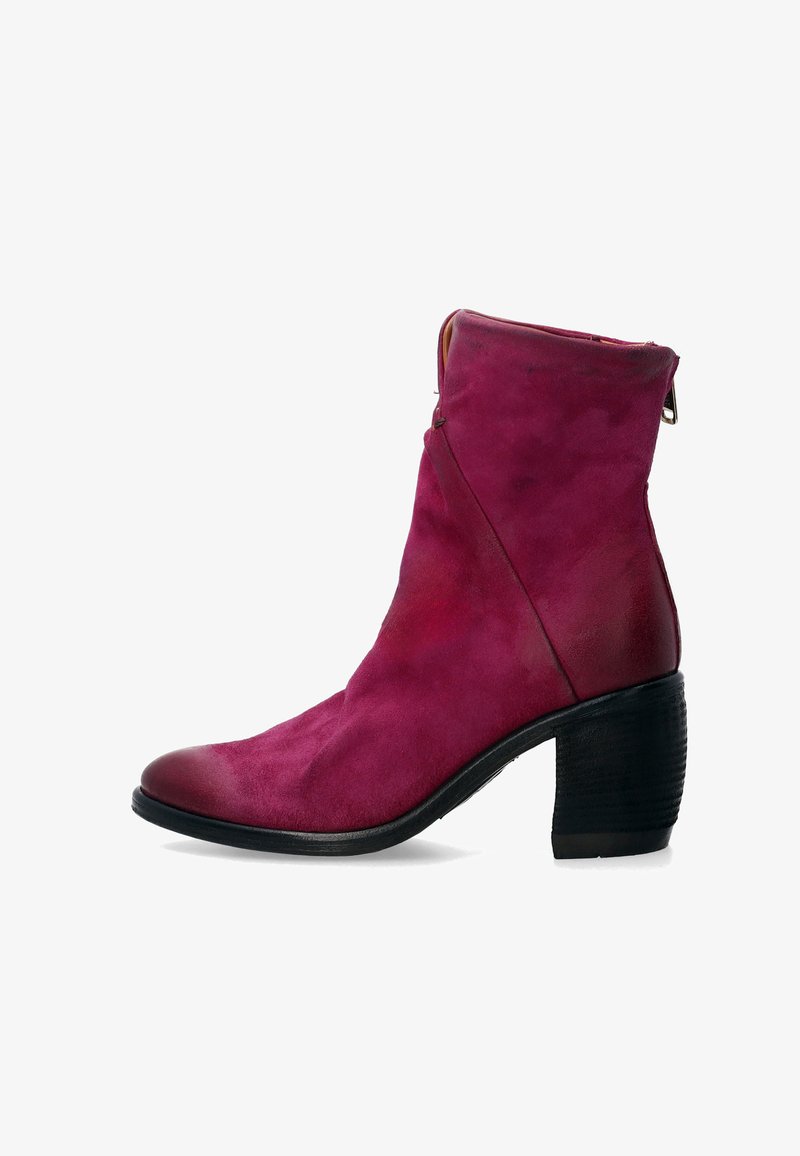 Fuksjowe zamszowe botki sięgające kostki z okrągłym noskiem, średniej wysokości blokowym obcasem i zamkiem błyskawicznym po boku. Gładkie wykończenie z subtelnymi różnicami w teksturze.