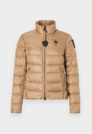 Veste matelassée légère marron clair avec col montant, fermeture éclair à l'avant, poches zippées et écussons de marque sur la poitrine et la manche.