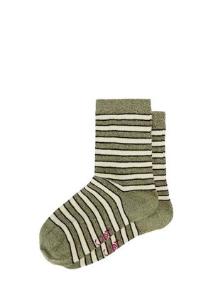 Par de calcetines tobilleros a rayas verdes y crema con tela texturizada y pequeño texto rosa cerca de los dedos en un fondo blanco.