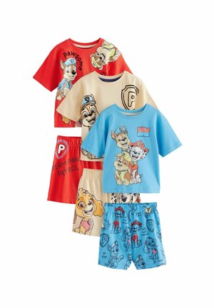 Patru seturi de pijamale pentru copii: tricouri roșii și albastre cu câini din desene animate, pantaloni scurți bej cu personaje și pantaloni scurți albaștri cu modele jucăușe.