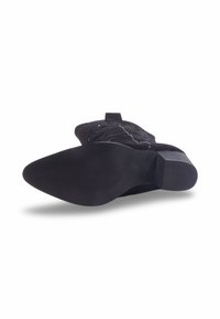 Bottines noires avec une tige texturée, un talon bloc et une semelle lisse. Présente des découpes et une languette à l'arrière pour un enfilage facile.