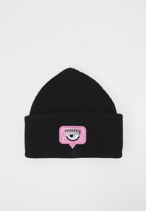 Bonnet en maille côtelée noire avec un revers plié, orné d'un patch rose représentant un œil clin d'œil avec de longs cils, centré sur le devant.