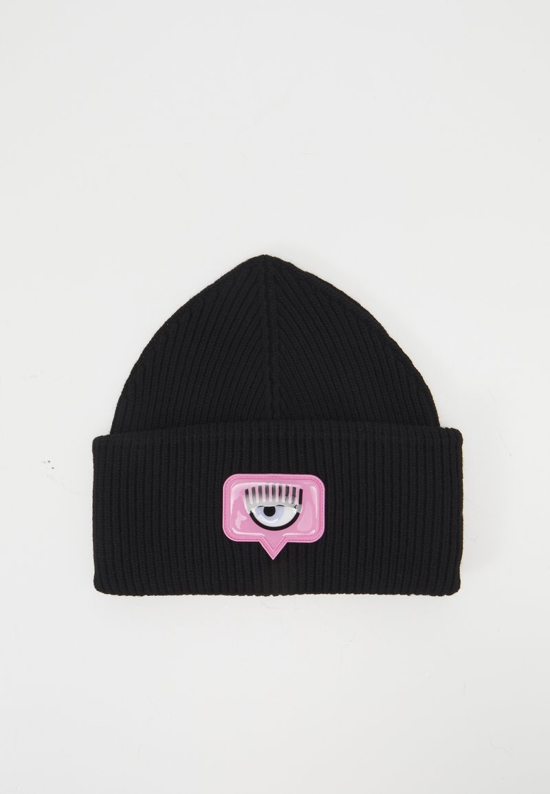 Bonnet en maille côtelée noire avec un revers plié, orné d'un patch rose représentant un œil clin d'œil avec de longs cils, centré sur le devant.