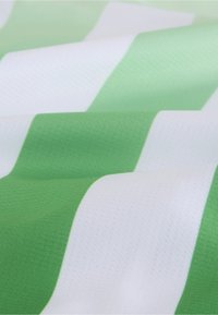 Tela a rayas verde y blanca con una superficie texturizada, que presenta anchas franjas horizontales alternando uniformemente entre los colores.
