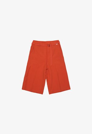 Culotte in cotone rosso con vita regolabile, dotate di tasche laterali e una silhouette ampia e morbida. Texture liscia e cuciture pulite.