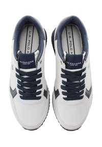 Vita idrottssneakers i vitt med marinblå detaljer, som har en vadderad krage, texturerad tåkap och platta snören. Logotyp tryckt på tungan.