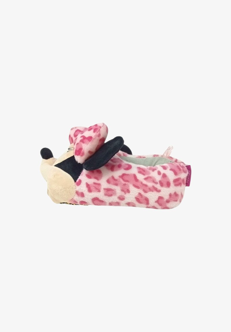 Pantofole in peluche con stampa leopardata rosa, orecchie nere e un fiocco. Texture morbida con forma arrotondata e un dettaglio a strappo sul retro.