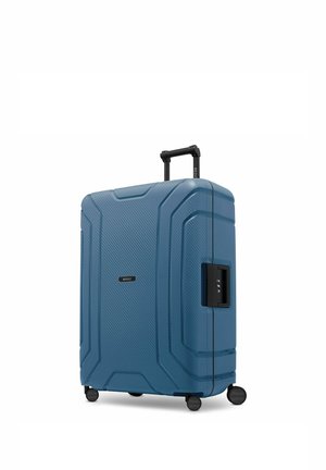 Blauwe harde koffer met een getextureerd oppervlak, een uitschuifbare zwarte handgreep, vier wielen en een ingebouwd cijferslot aan de zijkant.