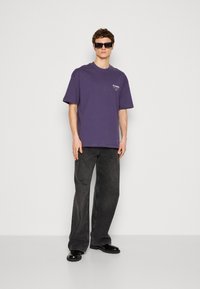 AllSaints UNDERGROUND CREW - Marškinėliai su spaudiniu - lapis purple