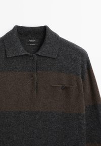 Maglione polo da uomo con colletto, righe orizzontali grigio scuro e marrone, realizzato in cashmere, con taschino sul petto con bottoni.