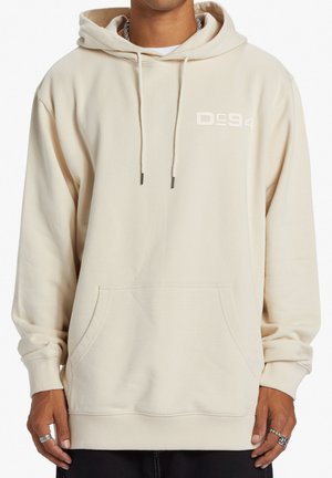 Cremefarvet hoodie med en frontlomme, snore og et lille logo på brystet. Har ribbede manchetter og kant. Blød stofstruktur.